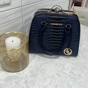 Like new Michael Kors navy classy purse!!